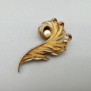 Vintage Judy Lee Brooch Gold Tone Feather Plume Faux Pearl 2.75" Scarf Lapel Pin